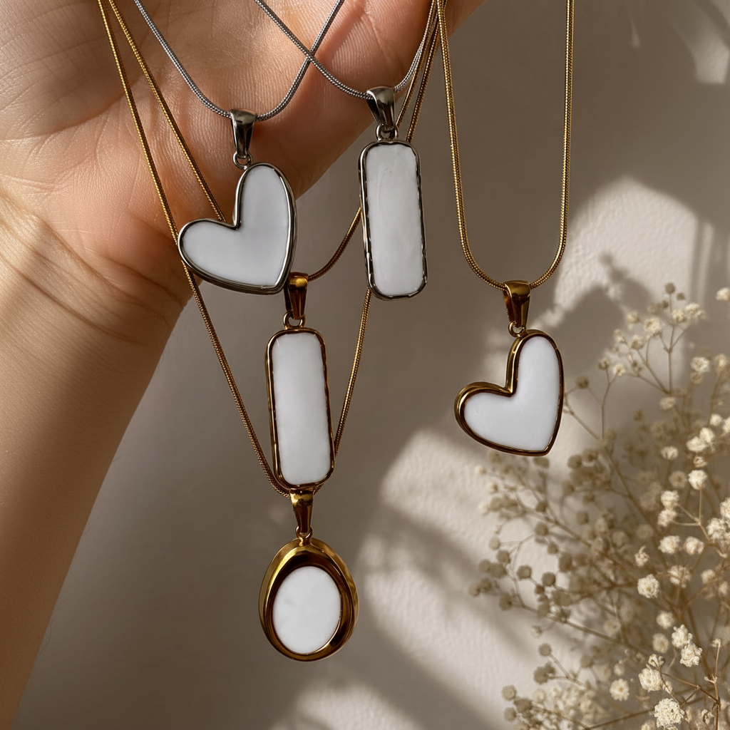 Collana con Ciondolo a sfondo bianco personalizzabile